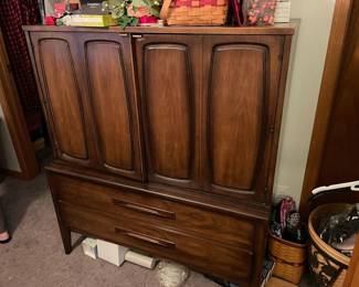 . . . mid-century Broyhill dresser/wardrobe -- great find