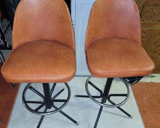 Set of 2 vintage swivel chairs.