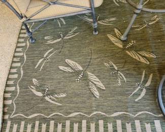 Outdoor rug in great condition with dragonfly motif, 8 x 10