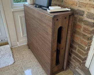 Folding table