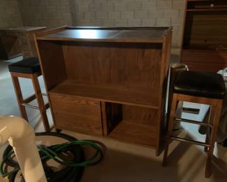 Bar with 2 barstools