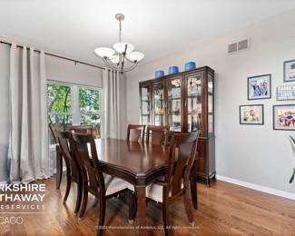 Great looking Dining Room Set 