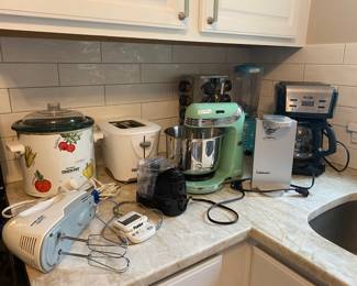 Many kitchen items