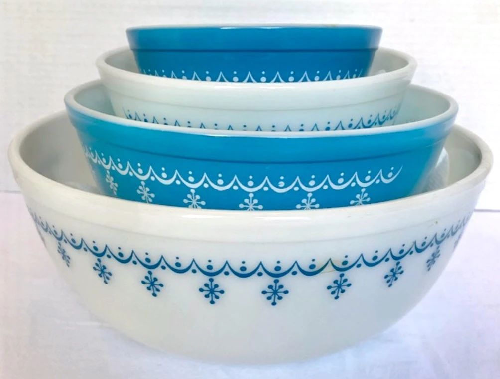 Pyrex Blue and White Snowflake Garland Mixing Bowl Set 
