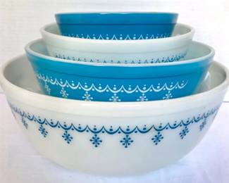 Pyrex Blue and White Snowflake Garland Mixing Bowl Set 