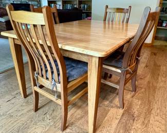 Amish made dining table w/6 chairs - extends to 83"x42" w/leaves
