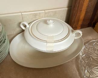 Soup tureen with lid & platter