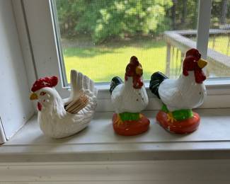 Rooster toothpick holder
Rooster salt/pepper shaker