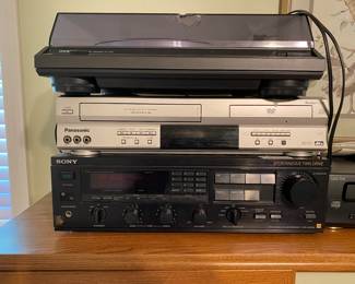 Sony- Panasonic - Onyko record player (cover is damaged)