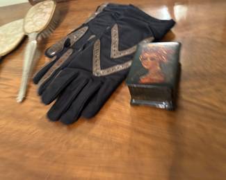 Gloves and trinket box