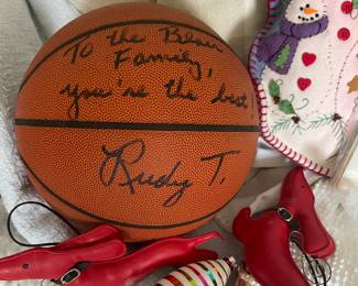 Basketball autographed by Rudy Tomjonavich