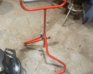 Holds wood as you insert it into a table saw. 