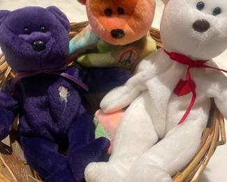 Lots of beanie babies including Princess, Peace and Valentino. 