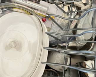 Assorted kitchen items