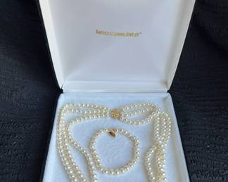 Faux pearl necklace and earring set