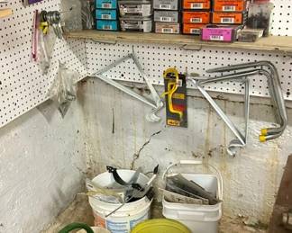 522 Hinges, Handles, Hangers, Holders