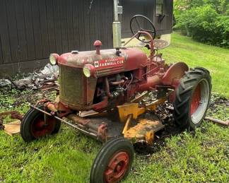  001 650 Vintage Farmall Cub Tractor 