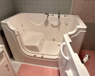 Medical Wheelchair Accessible Jacuzzi Tub with Showerhead