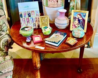 SWEET 18TH CENTURY SMALL TABLE WITH SCALLOPED SKIRT AND PAD FOOT.