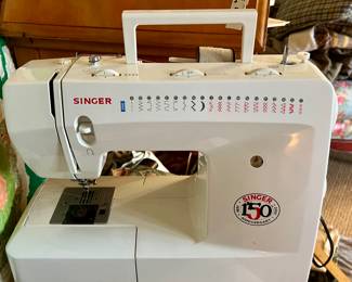 SINGER SEWING MACHINE.