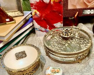 VINTAGE HOLLYWOOD REGENCY VANITY PIECES.