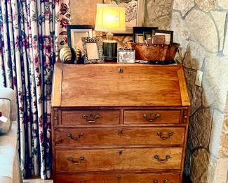 ANTIQUE 18TH CENTURY SLANT DESK, SECRETARY.