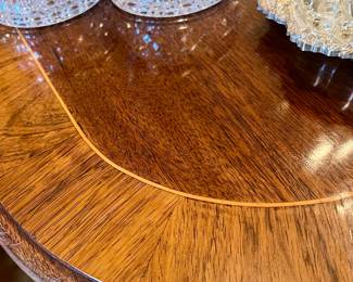 AMAZING ANTIQUE MAHOGANY DINING TABLE WITH INLAID WOOD.