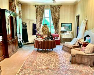 LARGE MASTER BEDROOM.