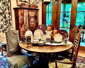 LOVELY ANTIQUE 18TH CENTURY ROUND TABLE.
