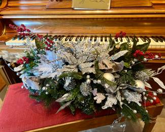 LOVELY CHRISTMAS CENTERPIECE.