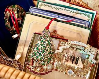 WHITE HOUSE ORNAMENTS.