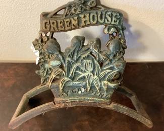 Cast iron hose hanger