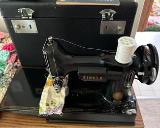 Singer featherlight sewing machine with Case in excellent condition #221