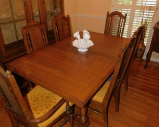 Broyhill Dining Table With 6 Chairs,