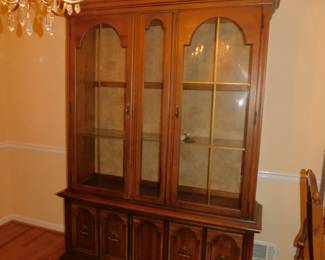 BROYHILL CHINA CABINET