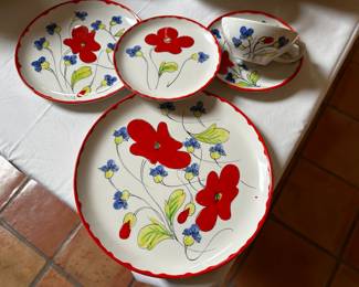 Bright and cherry dinner service