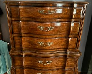 Absolutely beautiful Vintage French provincial chest / Dresser