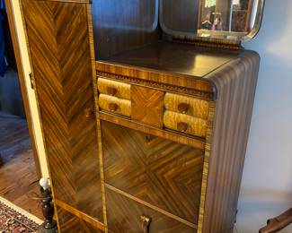 Beyond beautiful 1930s art deco dresser in like new condition