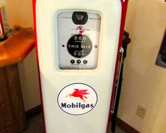 1950s Wayne Mobilgas pump