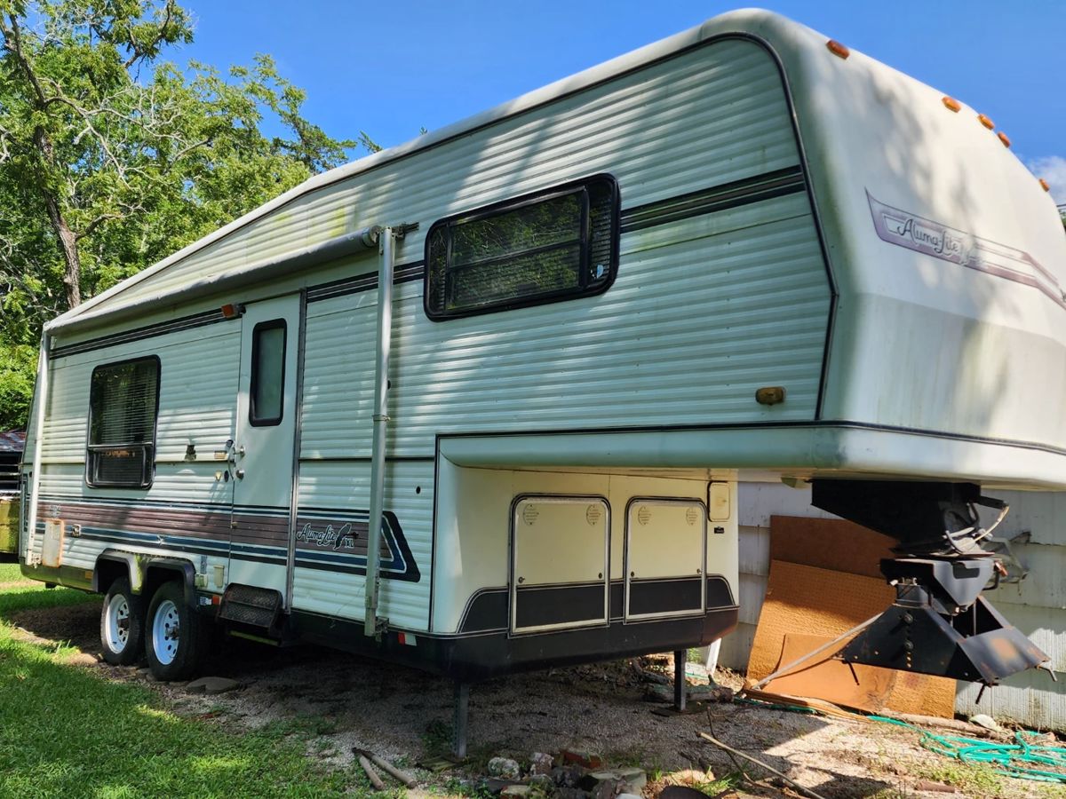 Here we go!! 1987 5th Wheel Camper - It's very clean and in Great shape!