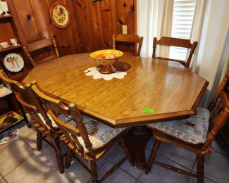 Dining Table with 2 Leaves In