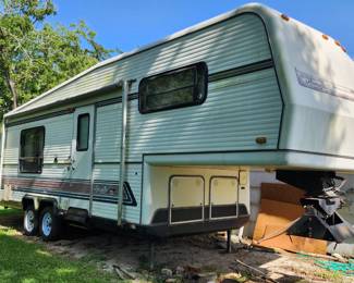 Here we go!! 1987 5th Wheel Camper - It's very clean and in Great shape!