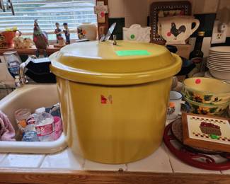Large Pressure Cooker- Never Used -'Knob is inside Pot