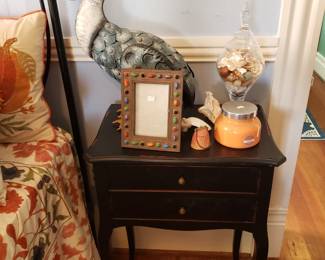 SIDE TABLE AND DECOR