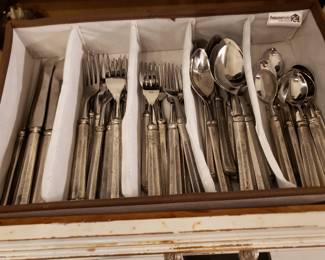 FLATWARE SET