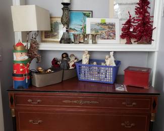 ANTIQUE CHEST OF DRAWERS WITH GLASS TOP, CHRISTMAS DECOR & ART