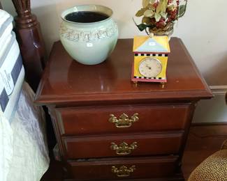 PAIR OF NIGHT STANDS