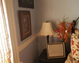 SIDE TABLE AND LAMP
