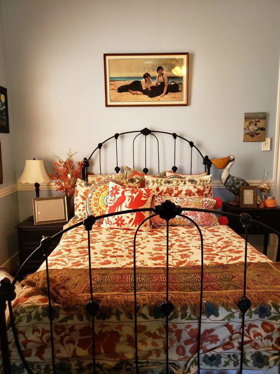 ANTIQUE METAL FULL SIZE BED AND POTTERY BARN LINENS