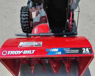 TROY-BILT STORM 2410 24" SNOW THROWER/BLOWER SELLS NEW OVER $1,000 OUR PRICE $300